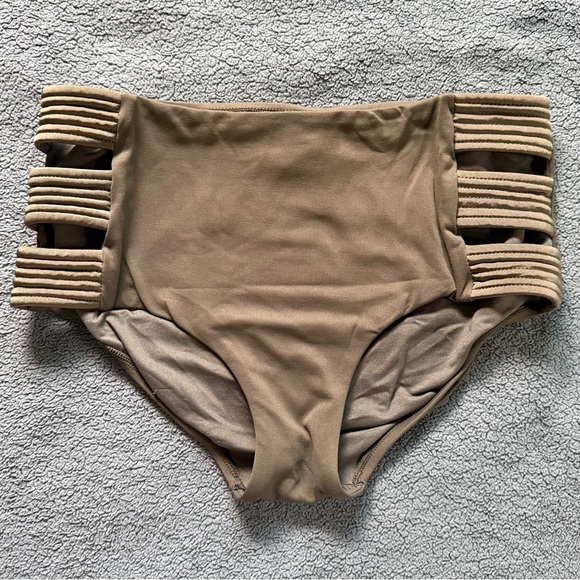 SEAFOLLY: Peekaboo Side Bikini - Picture 7 of 9